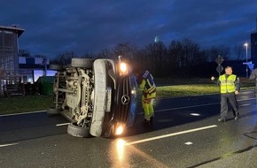 Freiwillige Feuerwehr Bad Salzuflen: FF Bad Salzuflen: Sprinter bleibt nach schwerem Unfall auf der Seite liegen / Zwei Menschen vom Rettungsdienst betreut