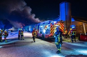 Kreisfeuerwehrverband Segeberg: FW-SE: Großfeuer einer landwirtschaftlichen Lagerhalle beschäftigt die Feuerwehr