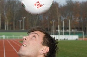 Intersnack Knabber-Gebäck GmbH & Co. KG: Dribbel-Weltrekord "Fit am Ball 3000": Fußball-Nationalspieler Bernd Schneider unterstützt Programm für mehr Sport in der Schule