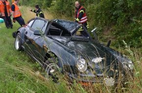 Polizeiinspektion Hildesheim: POL-HI: Holle/ Grasdorf - Porsche überschlägt sich auf B 6 - zeitgleich stürzt Kradfahrer auf Gegenfahrbahn *** mehrere Verletzte *** Vollsperrung B6
