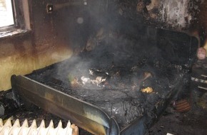 Polizeiinspektion Hameln-Pyrmont/Holzminden: POL-HOL: Plötzlich brannte das Schlafzimmer: Zimmerbrand in Lauenförde - Feuerwehr mit starken Kräften im Einsatz / Ursache möglicherweise durch technischen Defekt -