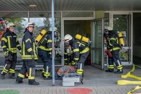 FW-KLE: Realitätsnahe Großübung an der St. Markus Grundschule in Schneppenbaum - Feuerwehr, Rettungsdienst und DLRG trainieren den Ernstfall gemeinsam