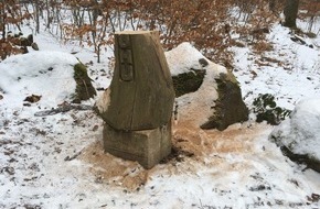 Polizeidirektion Mayen: POL-PDMY: -Einbruch in Waldfesthütte
-Diebstahl einer Holzskulptur