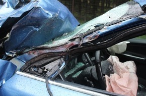 Kreispolizeibehörde Olpe: POL-OE: Verkehrsunfall mit zwei Leichtverletzten und hohem Sachschaden