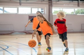 IKK Südwest: Die Erfolgsgeschichte „IKK Dribbelfit – Basketball for Kids“ geht in die 2. Runde