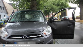 Polizei Duisburg: POL-DU: Buchholz: Lkw fährt gegen Autotür - Fahrer gesucht