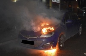 Polizei Mönchengladbach: POL-MG: Unbekannte setzen fahrenden Pkw in Brand - Zeugensuche