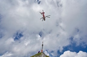 Achensee Tourismus: Steinerner Zeuge hoch über dem Achensee: Ein Gipfelkreuz aus Granit markiert die Seekarlspitze im Rofangebirge - /