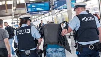 Bundespolizeidirektion München: Bundespolizeidirektion München: Maßkrugbedrohung am Bahnhof