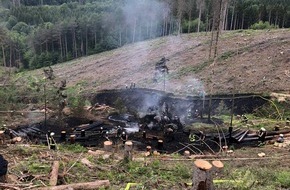 Polizei Paderborn: POL-PB: Brennende Arbeitsmaschine löst Waldbrand aus