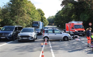 Polizei Rheinisch-Bergischer Kreis: POL-RBK: Bergisch Gladbach - Zusammenstoß zwischen Pkw und Motorroller - Zwei Personen verletzt