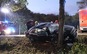 Feuerwehr Iserlohn: FW-MK: PKW gegen Baum