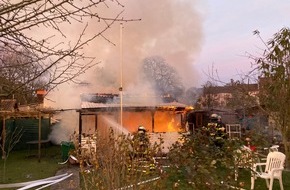 Feuerwehr Dortmund: FW-DO: 12.11.2021 - Feuer in Kleingartenanlage - Gartenlaube in Vollbrand