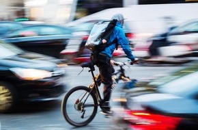 ROLAND Rechtsschutz-Versicherungs-AG: Was als Radfahrer:in erlaubt ist – als Autofahrer:in aber nicht