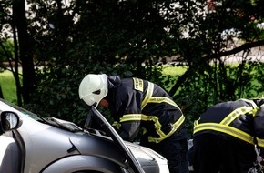 Feuerwehr Iserlohn: FW-MK: Motorradfahrer bei Verkehrsunfall lebensgefährlich verletzt