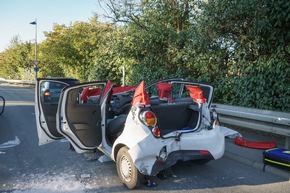 FW Menden: Folgenschwerer Auffahrunfall - Zwei Verletzte auf der B515 in Halingen