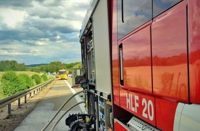 Freiwillige Feuerwehr Stockach: FW Stockach: Brennender Wohnwagen auf der Autobahn.