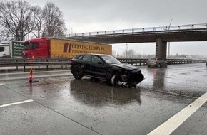 Polizeiinspektion Rotenburg: POL-ROW: ++ Gl&auml;tteunfall mit zwei Leichtverletzten ++ Unfall beim &Uuml;berholen - Zeugen gesucht ++ Mehrere Betrugsanrufe durch falsche Polizeibeamte ++
