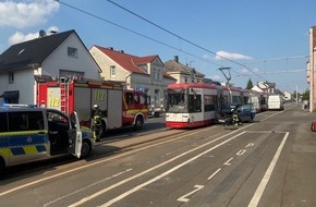 Feuerwehr Dortmund: FW-DO: PKW f&auml;hrt gegen Stadtbahn - Eine verletzte Person