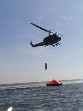 Deutsche Marine - Pressemeldung: Überlebenstraining in der &quot;Pilotenwaschmaschine&quot; - Seit 40 Jahren bildet Nordholzer Marinefliegergeschwader Luftfahrzeugbesatzungen aus