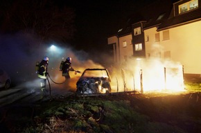 FW Menden: PKW nach Feuer Totalschaden