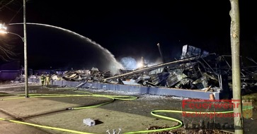 FW-RE: Vollbrand einer Trampolinhalle in der Nacht - Halle niedergerissen