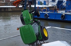 Polizei Bremen: POL-HB: Nr.: 0127 --Streufahrzeug rutscht ins Hafenbecken - Fahrer rettet sich selbst--