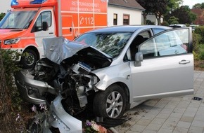 Polizei Minden-Lübbecke: POL-MI: Autofahrer nach Zusammenstoß mit Baum schwer verletzt