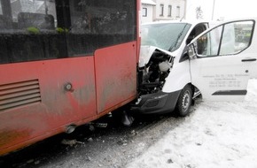 Polizei Aachen: POL-AC: Unfall zwischen Pkw und Bus: 23-jähriger Fahrer verletzt