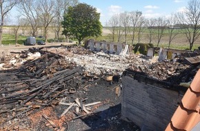 Polizeiinspektion Wilhelmshaven/Friesland: POL-WHV: Brand eines Gutshofes mit angrenzendem Wohnhaus im Wangerland - Hitze am Brandort immer noch sehr hoch - Brandwache eingerichtet