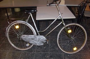 Polizeiinspektion Hildesheim: POL-HI: Radfahrer fährt Frau an und flüchtet !