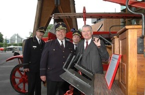 Deutscher Feuerwehrverband e. V. (DFV): DFV: Feuerwehrjugend mit Schily auf der Aktionsbühne Rauchmelder und Verkehrsunfall bei Erlebnisparcours im DFV-Pavillon