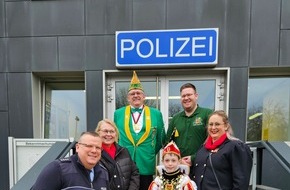 Polizei Düren: POL-DN: Närrischer Besuch bei der Polizei Düren - Kinderprinz Fynn II. auf der Wache