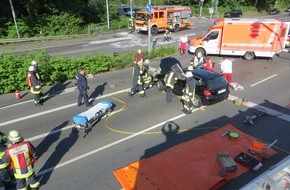 Feuerwehr Essen: FW-E: Verkehrsunfall mit Beteiligung eines PKWs und eines Autotransporters, eine schwer verletzte Person