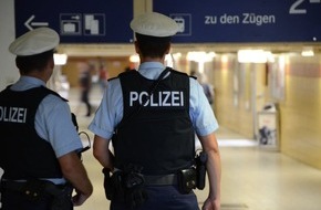 Bundespolizeidirektion München: Bundespolizeidirektion München: Spärlich Bekleidete entblößt Brust im Ostbahnhof vor Reisenden - Verwirrte greift Bundespolizisten im Gewahrsam an