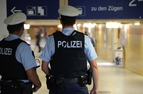 Bundespolizeidirektion München: Bundespolizeidirektion München: Spärlich Bekleidete entblößt Brust im Ostbahnhof vor Reisenden - Verwirrte greift Bundespolizisten im Gewahrsam an