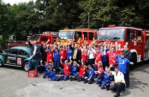 Feuerwehr Essen: FW-E: Sportliche Unterstützung für Essener Jugendfeuerwehren, die Provinzial Rheinland Versicherung AGstellt neue Fußballtrikots bereit