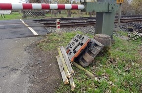 Bundespolizeiinspektion Kassel: BPOL-KS: Zug überrollt Jägerzaun und Absperrmaterial