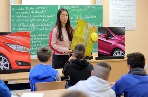 Ford-Werke GmbH: Frisch, sportlich und emotional: Ford-Designerin erklärt Schülern der Duisburger Heinrich-Heine-Gesamtschule die Wirkung von Farben