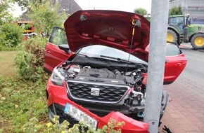 Kreispolizeibeh&ouml;rde H&ouml;xter: POL-HX: Auto prallt gegen Trecker - Fahrerin leicht verletzt