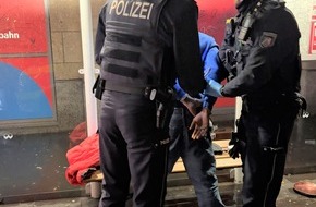 Polizei Düsseldorf: POL-D: Stadtgebiet Düsseldorf - Bilanz gemeinsamer Schwerpunkteinsatz mit dem Zoll - Kontrollen in mehreren Geschäften - 13 Strafverfahren durch die Polizei eingeleitet - Festnahme