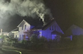 Feuerwehr Paderborn: FW Paderborn: Dachstuhlbrand in einem Einfamilienhaus im Ortsteil Elsen