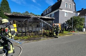 Feuerwehr der Stadt Arnsberg: FW-AR: Brand einer Hecke greift auf Carport über