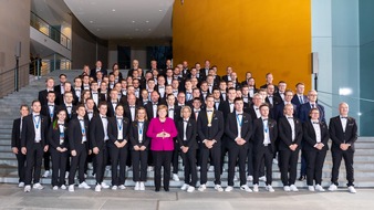 WorldSkills Germany e.V.: "Es muss auf der Welt auch Menschen geben, die einen praktischen Zugang zum Leben haben" / Deutsche Berufe-Nationalmannschaft zu Gast bei Bundeskanzlerin Dr. Angela Merkel