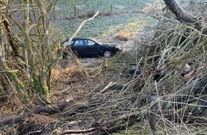 Kreispolizeibehörde Höxter: POL-HX: Senior mit Sommerreifen verunglückt - Fahrzeug überschlägt sich