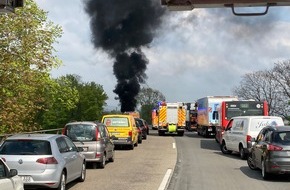 Feuerwehr und Rettungsdienst Bonn: FW-BN: Brand eines Motorbootes auf der Autobahn