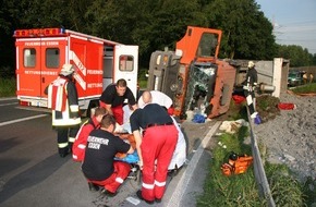 Feuerwehr Essen: FW-E: Verkehrsunfall II., umgestürzter LKW auf A42 in der Autobahnanschlussstelle Bottrop-Süd (Foto verfügbar)