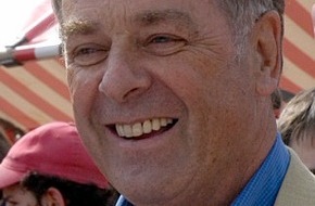 SWI swissinfo.ch: Media Service: Adolf Ogi: «On ne fait pas de la politique à l'emporte-pièce» (swissinfo.ch)