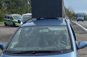Polizei Dortmund: POL-DO: Ein Sofa auf dem Dach, Schwefelsäure auf der Ladefläche: Polizei Dortmund beendet (lebens-)gefährliche Manöver auf der Autobahn