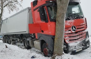 Polizeiinspektion Stralsund: POL-HST: Lkw-Fahrer nach Glätteunfall schwerverletzt